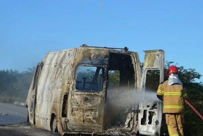 Incêndio atinge ambulância em Amparo, na Paraíba