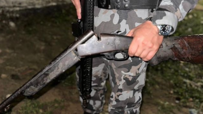Apos-tentar-fugir-da-abordagem-policial-suspeitos-de-homicidios-sao-presos-com-espingarda-na-Grande-JP