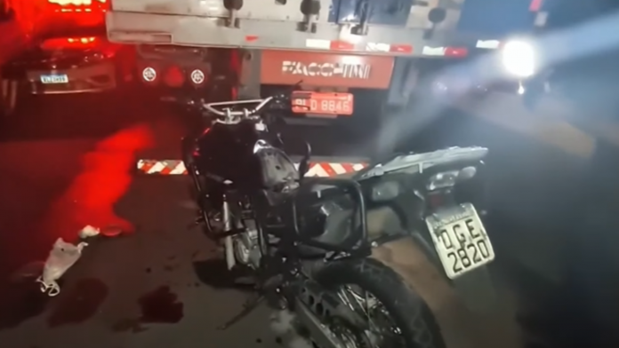 Motociclista-morre-ao-colidir-em-carreta-estacionado-em-Joao-Pessoa