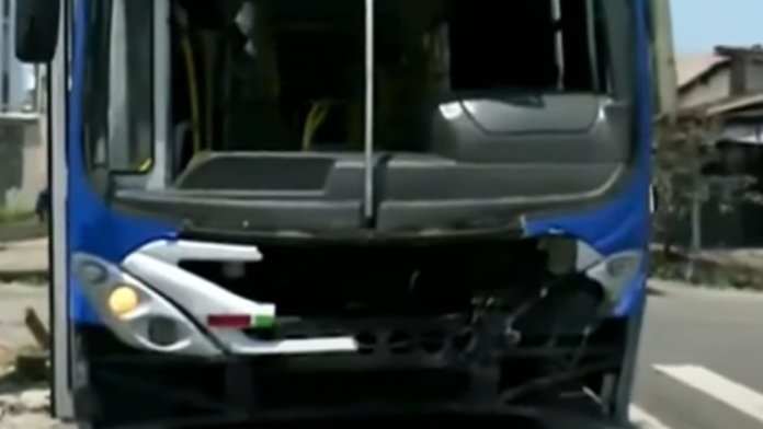 VIDEO-Carro-e-arremessado-contra-parede-apos-colisao-frontal-com-onibus-em-Joao-Pessoa