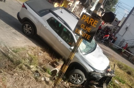 Carro-e-destruido-por-trem