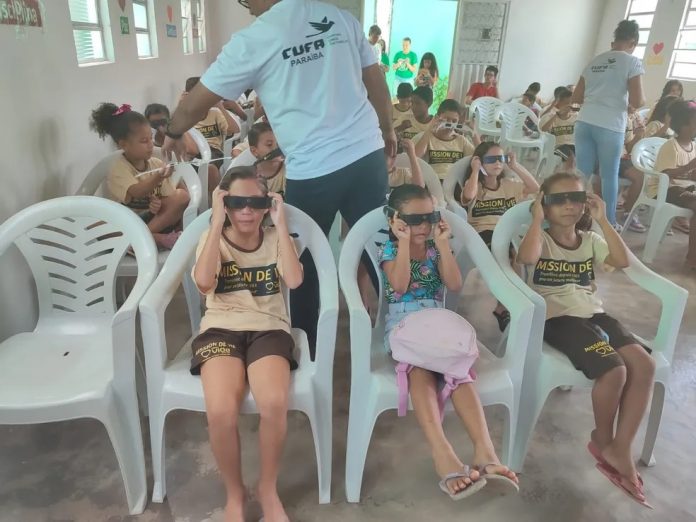 criancas-com-oculos-para-eclipse