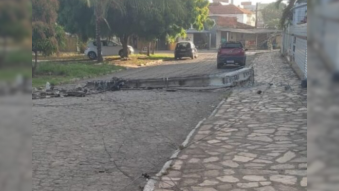 Caminhao-derruba-tres-postes-e-interdita-parte-da-Perimetral-Sul-em-Joao-Pessoa-