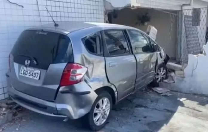 Carro-desgovernado-destroi-muro-em-Jaguaribe-e-motorista-e-detido-pela-PM