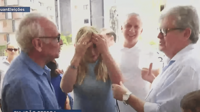 Joao-Azevedo-vota-acompanhado-do-candidato-Cicero-Lucena-em-Joao-Pessoa