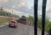 Carreta tomba e deixa trânsito congestionado na BR-101, na Grande JP